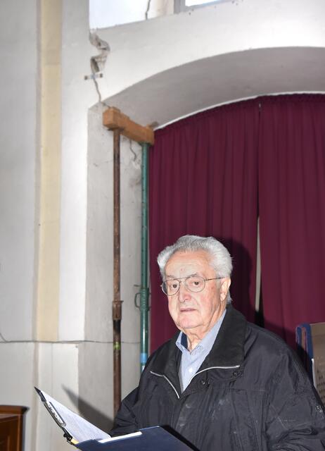 Franz Mantler, der neben der Pfarrkirche im Pfarrhof Watzelsdorf wohnt, kennt die Kirche seit Jahrzehnten und ist mit Stabilisierungen wie dem Kirchturm 2001 in Zellerndorf vertraut. | Foto: Herbert Schleich
