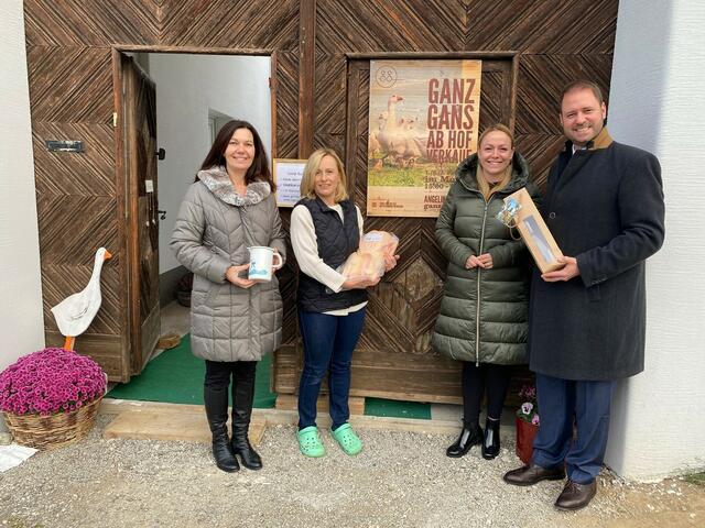 LAbg. Melanie Eckhardt, Gansl-Produzentin Angelika Moser, LAbg. Julia Wagentristl und ÖVP-Bezirksparteiobmann Christian Sagartz. | Foto: ÖVP Burgenland