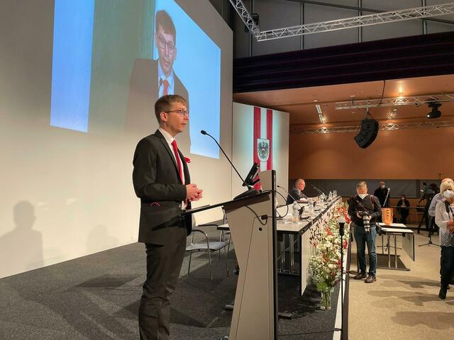 Stadtrat Robert Krotzer von der KPÖ schlägt seine Parteichefin Elke Kahr als Bürgermeisterin zur Wahl vor. | Foto: RegionalMedien Steiermark