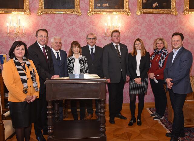 Stadträtin Ingrid Heihs, Bürgermeister Matthias Stadler, Bürgermeister  Ferenc Kovàcs, Marianna Furkóné,  László Barabás, Vizebürgermeister Attila Ulrich, Doris Vorlaufer, Elvira Sulzer, Jens de Buck  bei dem Besuch im Bürgermeisterzimmer | Foto: Foto: Josef Vorlaufer