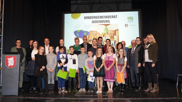 Der Kindergemeinderat von Judenburg mit den Betreuern und Ehrengästen. | Foto: Stadtgemeinde Judenburg