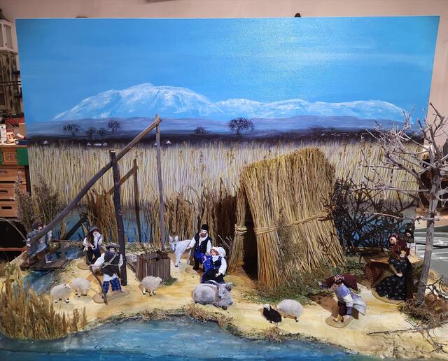 Diese Krippe der Krippenfreunde aus Frauenkirchen greift die typisch regionalen Gegebenheiten des Seewinkels auf. | Foto: Krippenfreunde Frauenkirchen – Heideboden