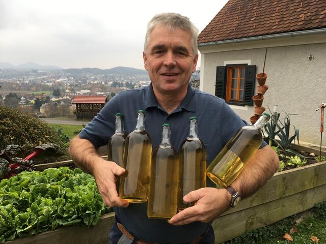 Kronprinz-Rudolf-Apfelsaft aus eigenen Äpfel - gepresst und abgefüllt beim Obsthof Kaufmann in Raabau – so macht es LK-Bezirksobmann Franz Uller.  | Foto: Uller