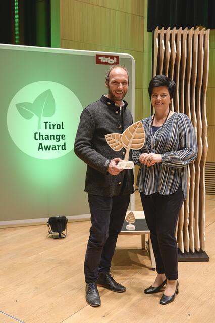 Karin Seiler, Geschäftsführerin von Innsbruck Tourismus, gratuliert René Föger, dem Gewinner des 2. Tirol Change Award. | Foto: Lebensraum Tirol Holding / Franz Oss