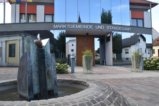Franz Tauss, der frühere Bürgermeister von Rudersdorf, ist wegen Amtsmissbrauchs in 19 Fällen zu einer bedingten Haftstrafe von zehn Monaten und einer Geldstrafe von 7.500 Euro verurteilt worden.