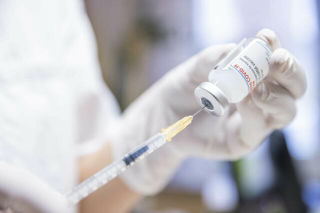 Corona-Impfung (Symbolfoto). Salzburg will seine Spitäler entlasten und zieht daher die Auffrischungsimpfung vor. Eine Werbe-Kampagne ist am Weg. | Foto: Land Salzburg / Neumayr – Leopold