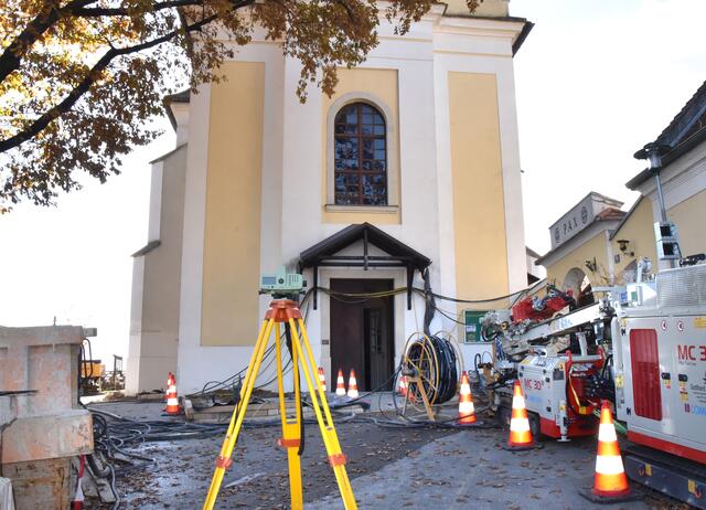 Mit Spezialgeräten muss die Stabilität der Kirche aufrecht erhalten werden. | Foto: Herbert Schleich