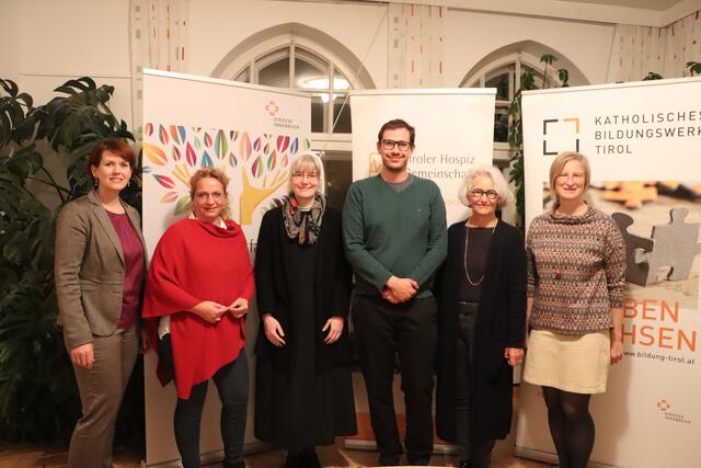 Podiumsdiskussion zum Thema "assistierter Suizid" im Alten Widum in Landeck: Angelika Stegmayr (Diözese Innsbruck), Kathrin Hörschläger (Heimleitung Gemeindeverband Stanzertal), Sr. Mag. Dr. Barbara Flad (Leitung Krankenhausseelsorge Zams), Dr. Daniel Mederle (Anästhesie, operative Intensivmedizin am Krankenhaus Zams, Teil des mobilen Palliativteams), Dr. Elisabeth Medicus (langjährige Ärztliche Direktorin Tiroler Hospiz Gemeinschaft) und Martina Pfandler (Alter Widum Landeck) (v.li.). | Foto: Siegele