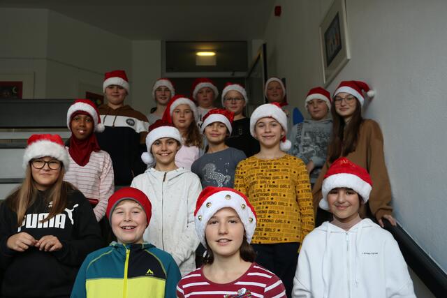 Die beiden ersten Klassen der Mittelschule St. Anton am Arlberg basteln fleißig Weihnachtskarten.  | Foto: Simone Putz/Martin Pirschner/Viktoria Brandstätter