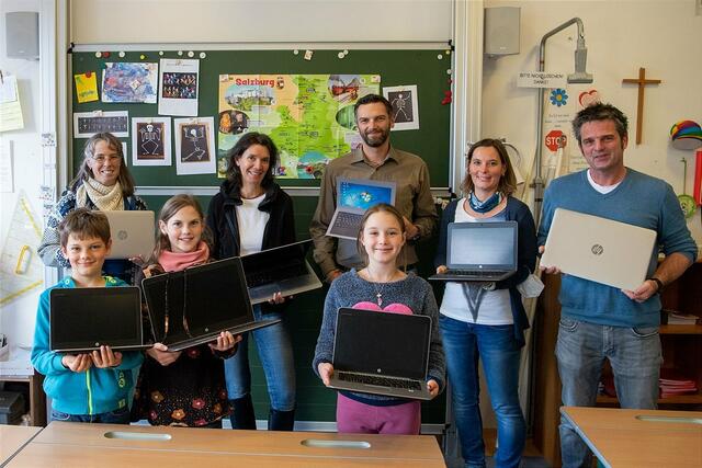 Bei der Laptopübergabe in der Volksschule Puch: Von links: Christiane Zamazal (Schulleiterin), Silvia Weißenbacher (Elternverein), Markus Maurer (Dm Teamleiter Digital Workplace), Andrea Maurer (Elternverein) und Wolfgang Ramsl.
 | Foto: dm/Neumayr