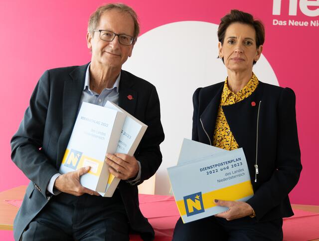 Helmut Hofer-Gruber, Indra Collinie mit dem Budget | Foto: NEOS