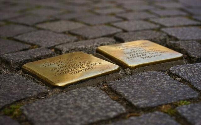 Stolpersteine wie diese hier erinnern an die unglaublichen Gräueltaten der Nationalsozialisten in Währing | Foto: Hans Braxmeier/Pixabay