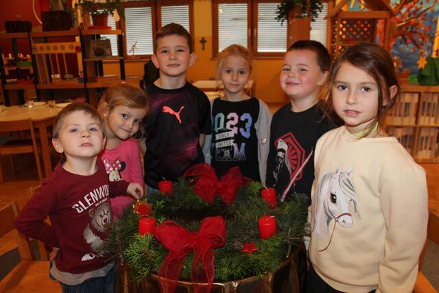 Ritual in der Vorweihnachtszeit: Die Mädchen und Buben versammeln sich beim täglichen Morgenkreis um den Adventkranz. | Foto: Kindergarten Glanhofen