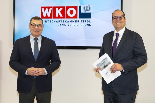 Präsentierten die aktuelle Tiroler Bankenstudie: Hans Unterdorfer, Obmann der Sparte Bank &amp; Versicherung in der WK Tirol, und Marktforscher Alexander Zeh von Ipsos Austria (v.l.) | Foto: © WK Tirol / Die Fotografen 