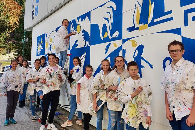 Die stolzen Schüler vor ihrem Kunstwerk. | Foto: Privat