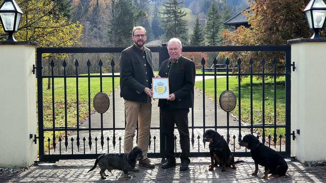Markus Pernkopf (re.) übergibt an Klaus Schachenhofer | Foto: Forstverwaltung