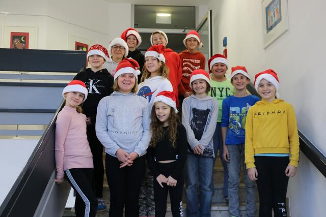Die beiden ersten Klassen der Mittelschule St. Anton am Arlberg basteln fleißig Weihnachtskarten.  | Foto: Simone Putz/Martin Pirschner/Viktoria Brandstätter