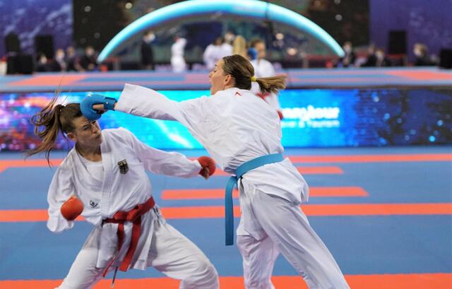 Bettina Plank (rechts) kämpft weiter um eine Medaille bei der Karate-Weltmeisterschaft 2021 in Dubai. | Foto: Martin Kremser/Karate Austria 