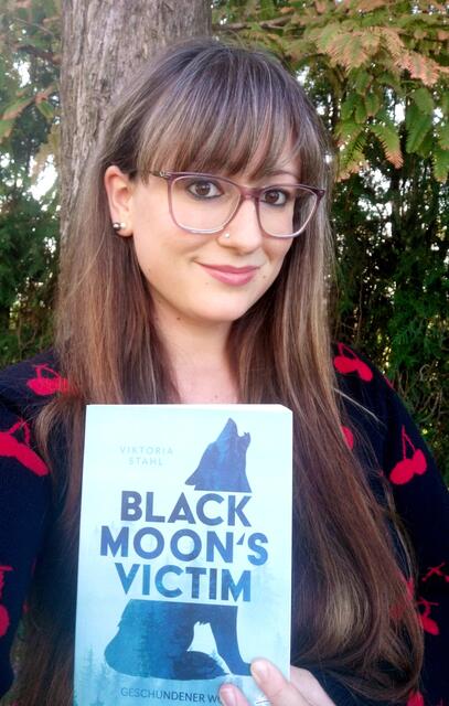 Kristina Semel alias Viktoria Stahl veröffentlich ihren ersten Gay-Fantasy-Roman  "Black Moon's Victim – Geschundener Wolf". | Foto: Stahl