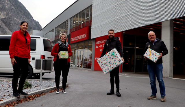 Bettina Kolp (eine der vier Einkaufsleiter/Abteilungsleitung Happy Baby), Katharina Ruetz (Leiterin Spielwarenabteilung), Daniel Seidner und Josef Gomig   von "Imst Verschenkt" und "Reutte Verschenkt" (v.li.) präsentierten die Weihnachtsaktion. | Foto: Siegele