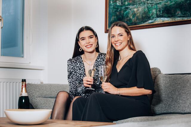 Unsere beiden Models Christina &amp; Magdalena zeigen wie man sich's im Ballkleid zuhause gemütlich machen kann.  | Foto: Androsevic