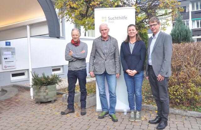 Berater Armin Dag, Josef Obermoser und Elke Prem mit Suchthilfe-Tirol-GF Wolfgang Sparber.