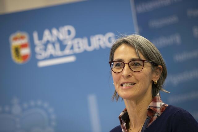 Landessanitätsdirektorin Petra Juhasz sagt in einem Kommuniqué nach der PK betreffend den Lockdown in Salzburg: „Als jene Person im Land, die für die Gesundheit der Menschen zuständig ist, tat es weh, im vergangenen Sommer zusehen zu müssen, wie tausende Impftermine ungenutzt verstrichen sind. Es ist eine traurige Tatsache, dass 40 Prozent der Menschen die Schutzimpfung nicht in Anspruch nehmen. Von diesen ging auch die vierte Welle aus, die durch die Impfdurchbrüche auch auf andere übergegriffen hat. Außerdem ist derzeit die hohe Inzidenz bei den Kindern, die wir noch nicht schützen können, ein riesiges Problem, daher lassen Sie sich bitte impfen und gehen sie zur Auffrischung.“ | Foto: Land Salzburg / Neumayr – Leopold