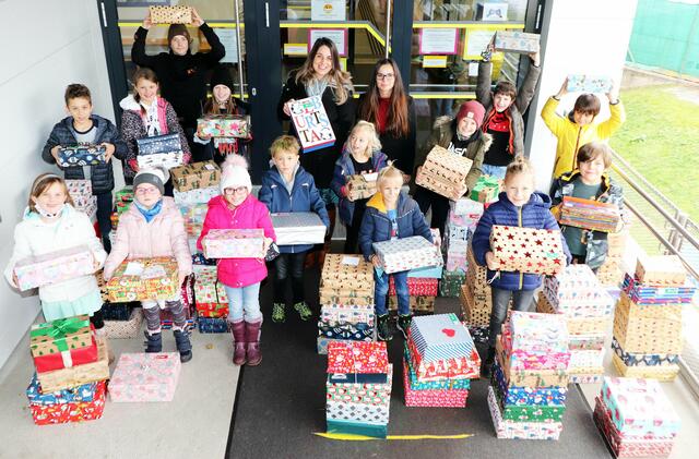 Die Kinder der VS Feldkirchen präsentieren stolz ihre Päckchen.  | Foto: Schusser