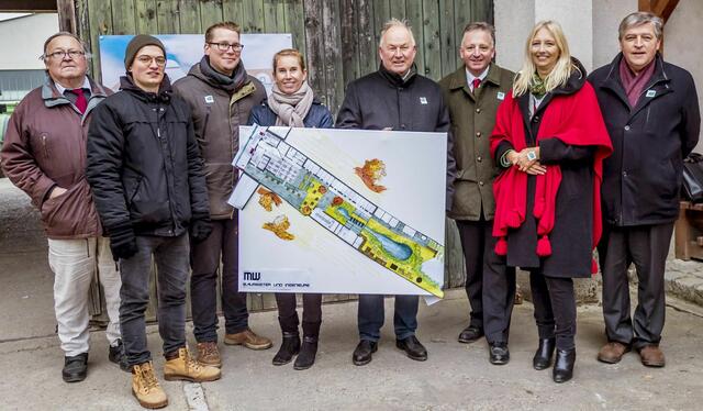 Präsentation der Pläne des Biodiversitäts-Bauernhofs Blatt: Josef Geissler (Gründer des Museumsdorfs Niedersulz), Peter Kornigg und Sebastian mit Nicola Makoschitz-Weinreich (Architekturbüro Makoschitz-Weinreich), Thomas Blatt (Präsident des Bundesgemüsebauverbandes Österreich), Otto Kurt Knoll (Direktor des Vereins zur Förderung der Biodiversität), Monika Obereigner-Sivec (Bürgermeisterin von Groß-Enzersdorf), Helmut Schüller (Pfarrer von Probstdorf) | Foto: Franz Kern