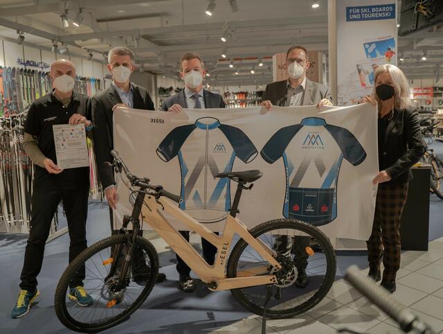 Wolfgang Riesenhuber (Intersport Winninger), Josef Kneil (2. Stadtwerke-Direktor-Stellvertreter),  Adi Hammerl (Sparkasse Amstetten AG), Vizebürgermeister Markus Brandstetter, Kerstin Kronsteiner
 | Foto: Stadtgemeinde Amstetten