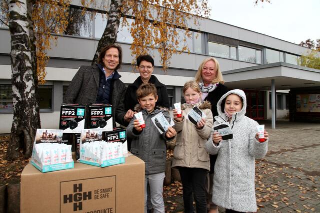 Gustav Wenger mit Schülern und den Direktorinnen Elisabeth Jäher und Isabella Allesch-Repar der VS 14 und VS 27 bei der Spendenübergabe | Foto: MeinBezirk.at