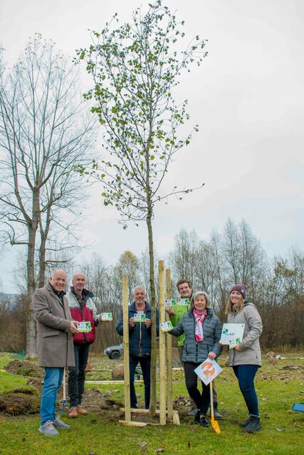 Die Baumpaten der Stadtgemeinde Ferlach mit ihrem "Schützling" beim Reßnig Teich.  | Foto: Dieter Arbeiter