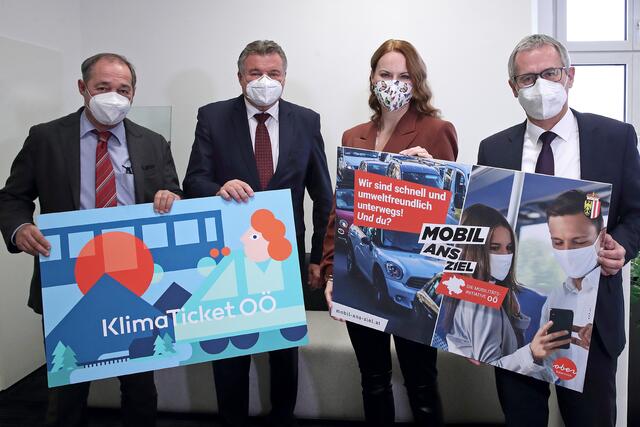 Herbert Kubasta, Geschäftsführer der OÖ Verkehrsverbund-Organisations GmbH, Landesrat für Infrastruktur Günther Steinkellner, Michaela Huber, Vorständin der ÖBB-Personenverkehr AG und Paul Sonnleitner, Regionalmanager der ÖBB-Personenverkehr AG für Oberösterreich sind für die Fahrplanumstellung am 12. Dezember 2021 gerüstet.