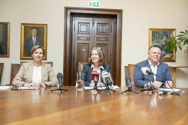 Das neue Führungstrio der Stadt Graz: Judith Schwentner (Grüne), Elke Kahr (KPÖ) und Michael Ehmann (SPÖ). | Foto: Stadt Graz/Fischer