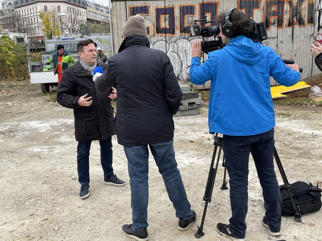 Bezirksvorsteher Wilfried Zankl beim Interview. | Foto: Karl Pufler