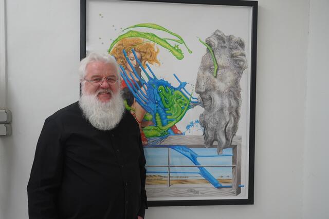 Der berühmte Künstler Franz Wolf aus Grödig vor einem seiner Bilder mit dem Namen „Pan und die Verwandlung der Syrinx". | Foto: Emanuel Hasenauer