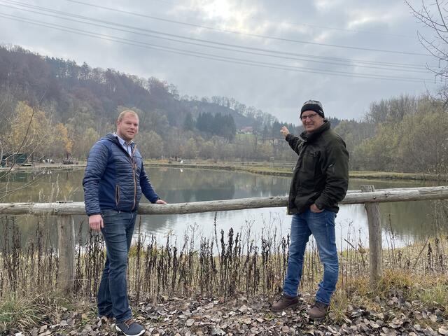 Bausperre: Vizebürgermeister David Ziegler und Gemeindekassier Stefan Kurzmann (r.) zeigen auf den Murberg im Hintergrund | Foto: MeinBezirk