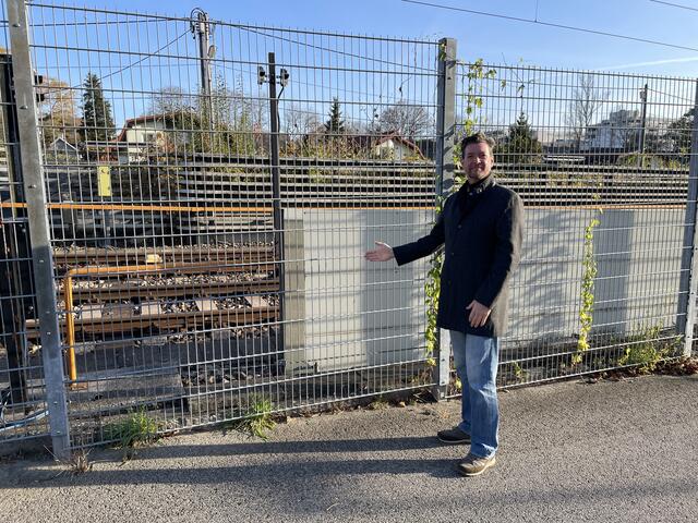 Warum wird die Lärmschutzwand nicht verlängert, so wie auch auf der anderen Seite der U6, fragt sich Martin Schwarz.