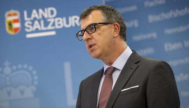 Impfkoordinator Rainer Pusch sagt in einem Kommuniqué nach der PK betreffend den Lockdown in Salzburg: „Wir haben jetzt zwei ganz klare Ziele in Salzburg: Die Durchimpfungsrate muss auf 80 bis 85 Prozent steigen, sonst ist die nächste Welle nur eine Frage der Zeit. Und die Auffrischungsimpfung für alle die sich bis zum Sommer schützen haben lassen noch in diesem Jahr. Das verhindert viele Krankenhausaufenthalte und Todesfälle. Alleine diese Woche gab und gibt es 90 Impfaktionen ohne Anmeldung, nächste Woche über 100 und am Samstag eine große Aktion am Flughafen. Wir werden allen Salzburgerinnen und Salzburgern eine Erst-, Zweit- oder Drittimpfung anbieten können“ | Foto: Land Salzburg / Neumayr – Leopold 