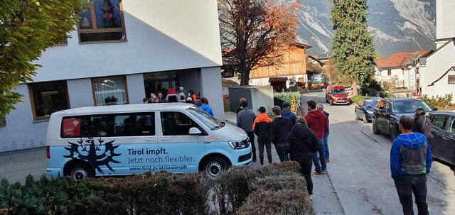 In Tirol gibt es laufend neue Termine für die Coronaimpfung: Gegen das Coronavirus kann man sich in Impfzentren, praktischen Ärzten oder bei dezentralen Stellen impfen lassen. Hier die aktuellen Termine.