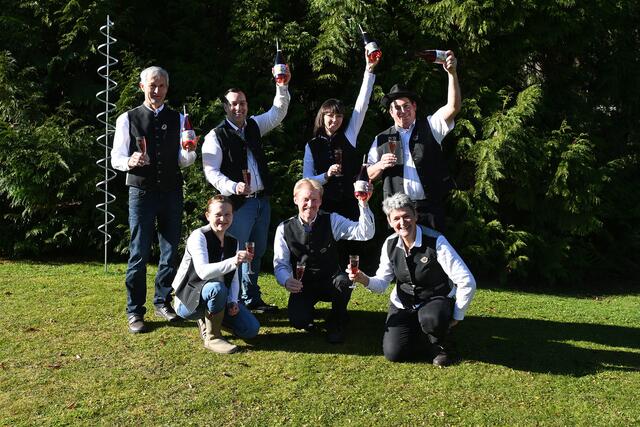 Die Schmiedmostbauern lassen es mit ihrem neuen Produkt zischen: Heide Maria Heigl (Wang), Adi und Poldi Adelsberger (Randegg) (vorne) sowie Konrad Sonnleitner (Waidhofen an der Ybbs), Jürgen Fenzl (Scheibbs), Karin Kern (Steinakirchen) und Augustin Frühwald (Reinsberg) (hinten) präsentieren den "Schmiedi-Zisch". Nicht am Bild: Familien Aigner (Gresten-Land) und Lueger (Opponitz).
 | Foto: eisenstraße.info