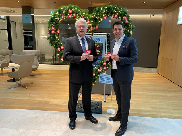 Auch die Vorstandsdirektoren der Sparkasse, Klaus Lehner und Christian Spitzer, haben sich selbstverständlich ein Herz besorgt, um persönlich einen Herzenswunsch zu erfüllen. | Foto: Sparkasse WRN