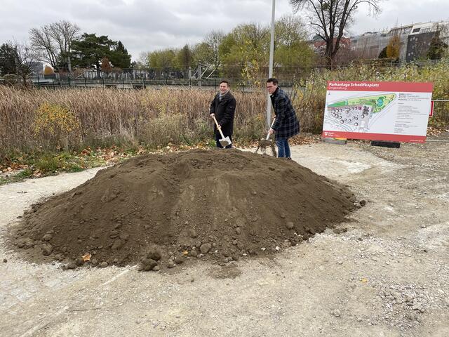 Vor dem Biotop fand der Spatenstich mit Bezirksvorsteher Wilfried Zankl (l.) und Klimastadtrat Jürgen Czernohorsky statt.