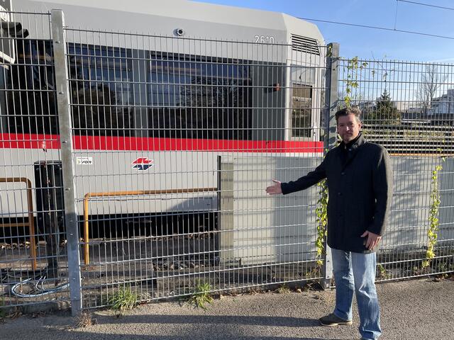 Die vorbeifahrende U-Bahn beim Miep-Gies-Park braucht einen Lärmschutz, so Anrainer Martin Schwarz.