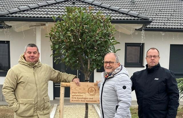 Vizebürgermeister Thomas Schäfer, Bürgermeister Leopold Zwickelstorfer und  EVN Gemeindebetreuer Christian Edlinger | Foto: Gemeinde Scharndorf