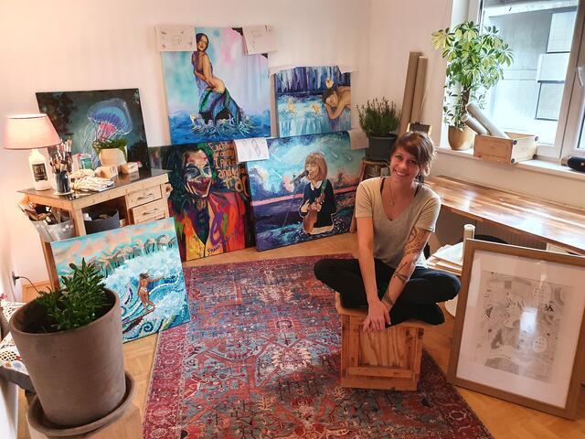 Ricarda Bentzin mit einigen ihrer Öl-Kunst-Werke