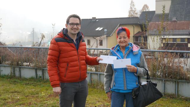Johanna Oberauer bekam die Gutscheine für ihren Gewinn beim Salzburger Hüttenpass von BezirksBlätter-Redakteur Alexander Holzmann überreicht.  | Foto: Peter Weiss