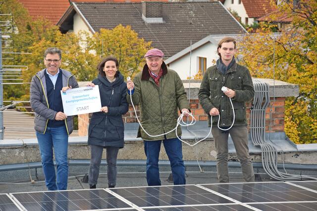 Energiebeauftragter Gerhard Puchegger, Energie-Referatsleiterin Anna Kraus, Bürgermeister Hans Stefan Hintner und Energie-Stadtrat Otto Rezac (von links) am Dach des Wirtschaftshofes bei der neuen Photovoltaik-Anlage. | Foto: Bernhard Garaus