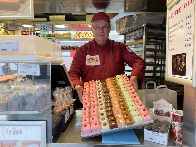 Auch die köstlichen Petit Four sind bei den Meidlingern sehr beliebt.