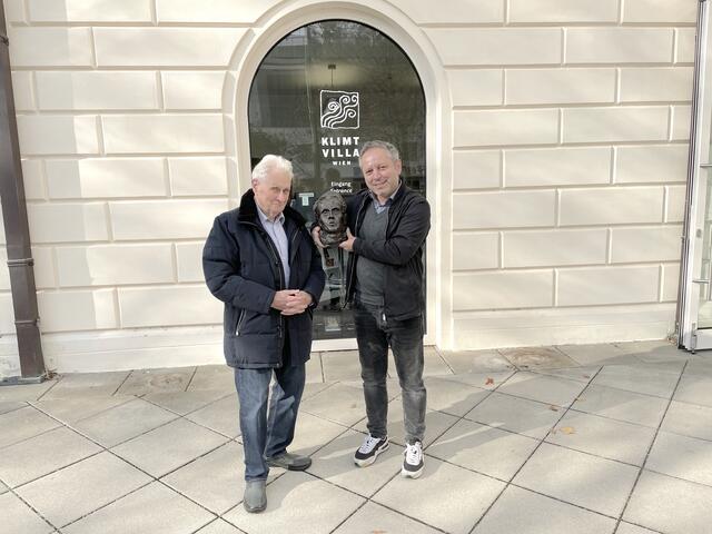 Baris Alakus (r.) übergab die Schiele-Büste höchstpersönlich an Rudolf Wawra, der sie für das Bezirksmuseum Hietzing entgegennahm. | Foto: Berger
